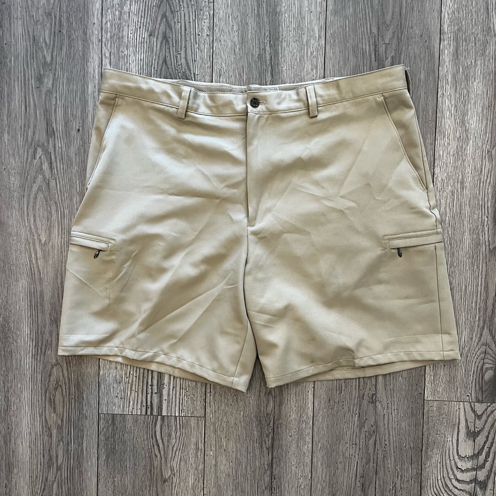 IZOD XFG Golf Cargo Men’s Khaki Shorts Zipper Pockets Size 40 8.5” Inseam